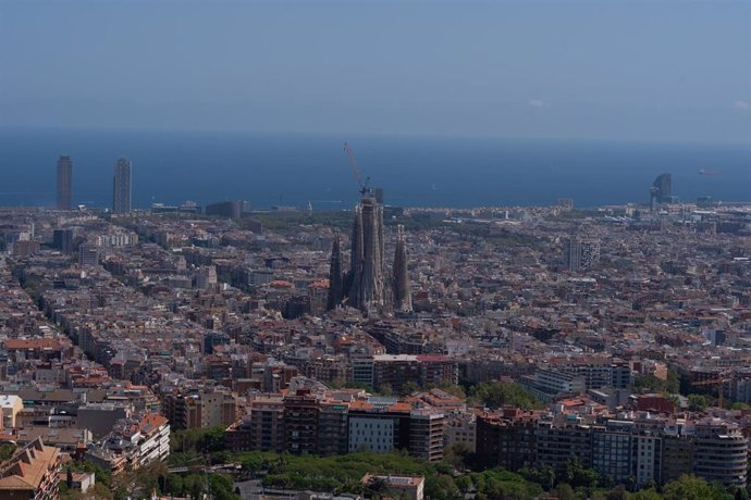 Archivo - Vista panorámica de Barcelona, con La Basílica de la Sagrada Familia al fondo.