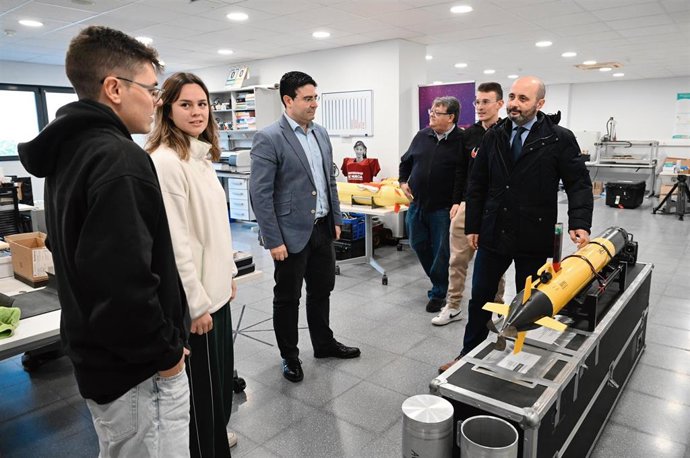 El director general del Info, Joaquín Gómez, durante su visita a Kogarashi.