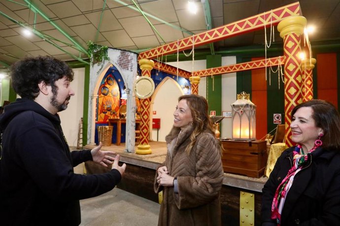 La alcaldesa de Zaragoza, Natalia Chueca, supervisa las carrozas de la cabalgata de Reyes Magos