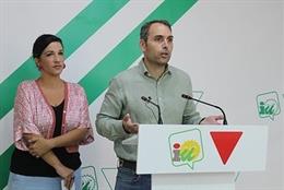 El coordinador general de IU Andalucía y diputado por Sumar, Toni Valero, junto con la coordinadora del coordinador general de IU Andalucía y diputado por Sumar, Toni Valero