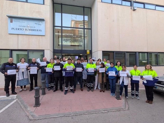 Personal del centro de salud de Puerto Lumbreras se concentra en contra de la agresión