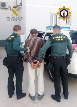 El detenido custodiado por dos agentes de la Guardia Civil