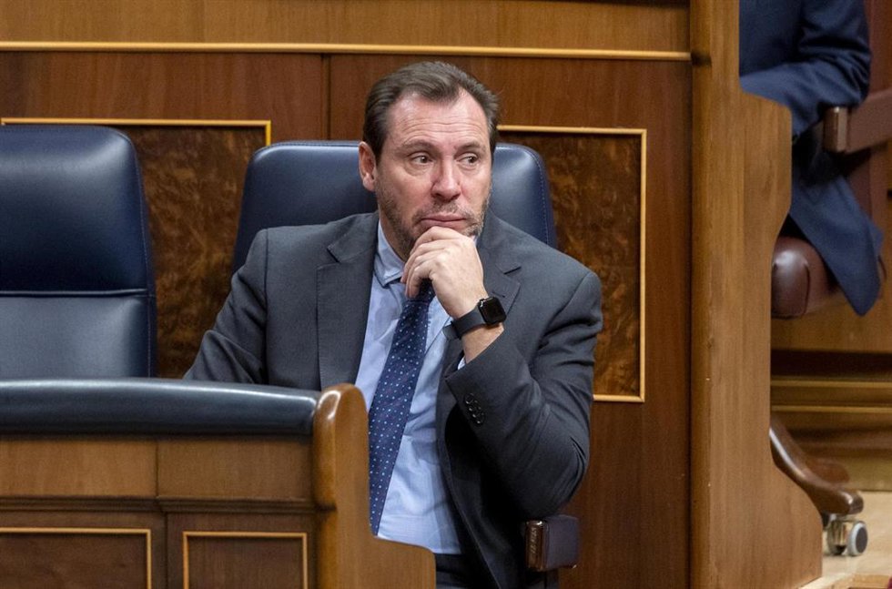 El ministro de Transportes y Movilidad Sostenible, Óscar Puente, durante una sesión plenaria, a 12 de diciembre de 2024, en Madrid (España).  