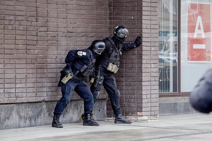 Archivo - May 23, 2020, Moscow, Russia: Special forces prepare to storm the bank..The hostage situation at an Alfa-Bank branch located on Zemlyanov Val Street in central Moscow has been resolved after police stormed the building and arrested the perpetrat