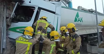 Herido el conductor de un camión empotrado contra una cafetería en Tàrrega (Lleida)