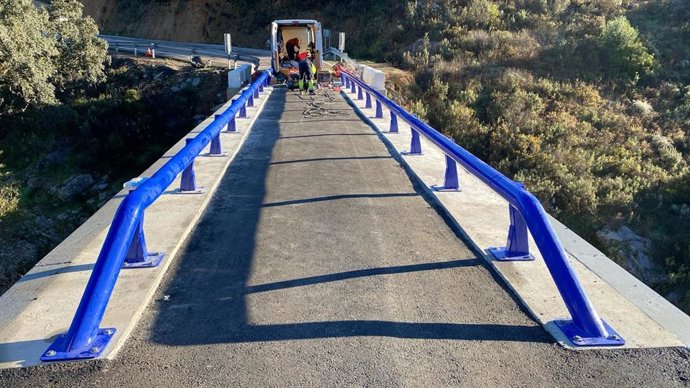 Arreglos en el puente de Gil Márquez, que une la aldea con Almonaster la Real.