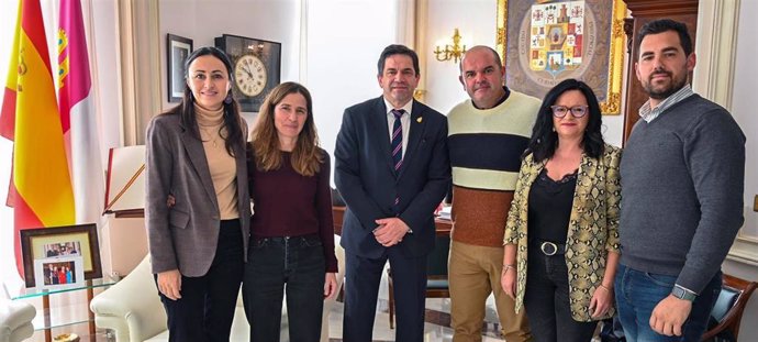 El presidente, Miguel Ángel Valverde Menchero con representantes del Campeonato del Mundo de Motocross