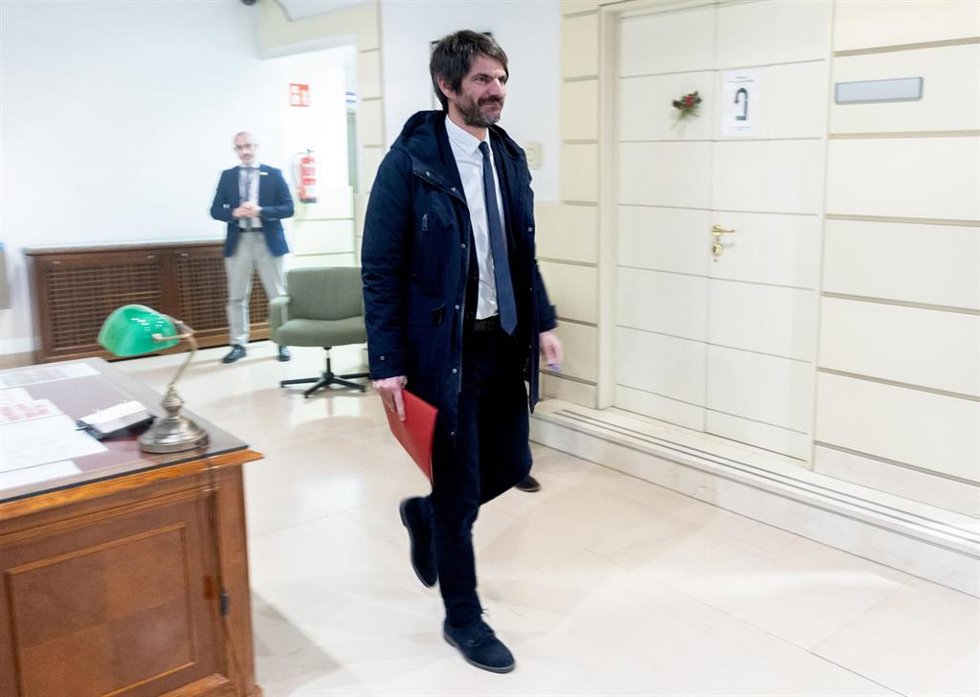 El ministro de Cultura, Ernest Urtasun, a su llegada a comparecer ante la Comisión de Cultura para informar sobre el balance y perspectivas en el primer año de gobierno, en el Senado, a 11 de diciembre de 2024, en Madrid (España). Urtasun comparece con 