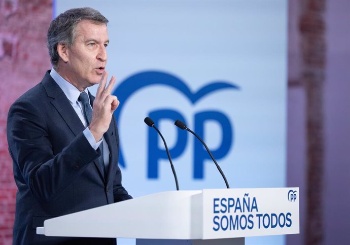 El presidente del Partido Popular, Alberto Núñez Feijóo, ofrece una rueda de prensa, en el Espacio Jorge Juan, a 27 de diciembre de 2024, en Madrid (España). 