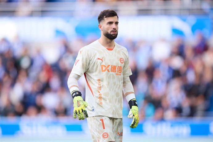 Antonio Sivera of Deportivo Alaves looks on during the LaLiga EA Sports match between Deportivo Alaves and CD Leganes at Mendizorrotza on November 30, 2024, in Vitoria, Spain.