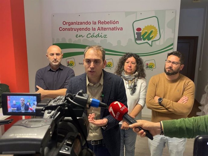 El coordinador de Izquierda Unida Andalucía, Toni Valero, este viernes en una rueda de prensa en Cádiz.