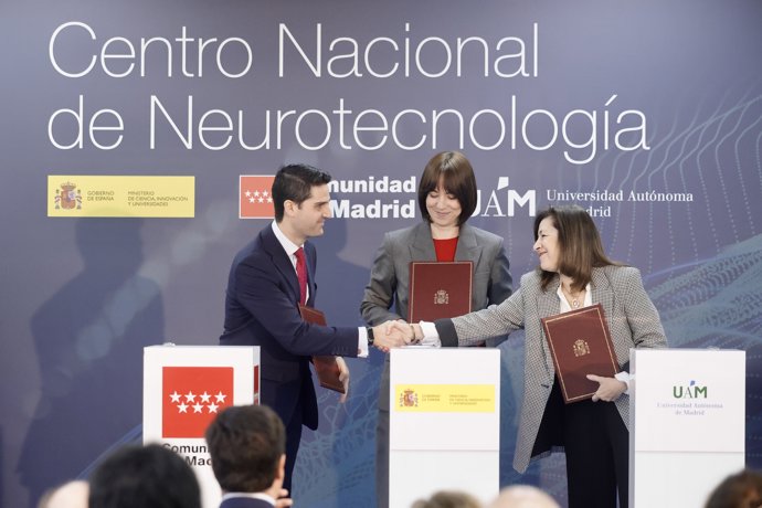 El consejero de Educación, Ciencia y Universidades de la Comunidad de Madrid, Emilio Viciana, firma el convenio con el Ministerio de Ciencia, Innovación y Universidades, y la Universidad Autónoma de Madrid para crear el Centro Nacional de Neurotecnología