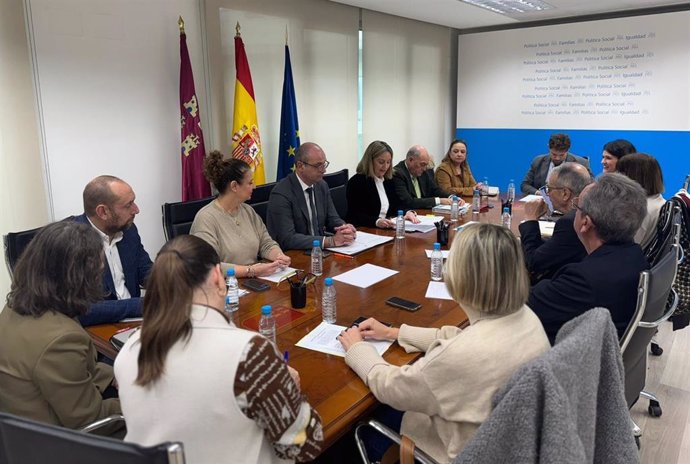 La consejera de Política Social, Familias e Igualdad, Conchita Ruiz, y el consejero de Educación y Formación Profesional, Víctor Marín, durante la Comisión Regional de Atención Temprana