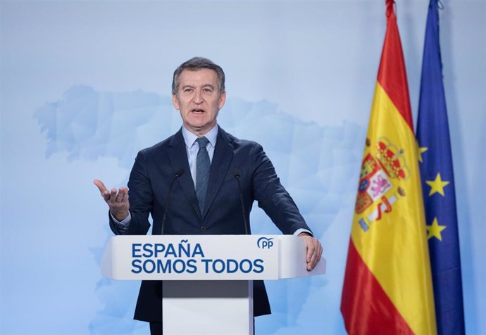 El presidente del Partido Popular, Alberto Núñez Feijóo, ofrece una rueda de prensa, en el Espacio Jorge Juan, a 27 de diciembre de 2024, en Madrid (España). Durante su comparecencia, el presidente del Partido Popular ha realizado un balance político del 