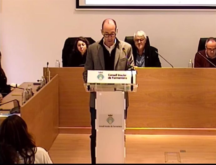 El nuevo presidente del Consell de Formentera, Óscar Portas, pronuncia su discurso tras aprobarse la moción de censura.