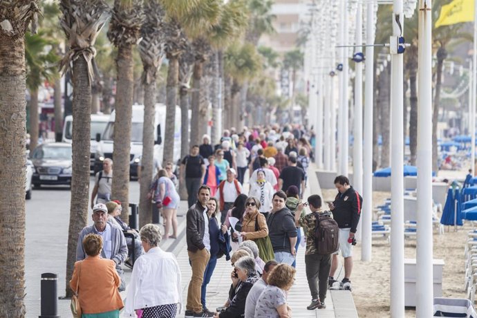 Archivo - Arxiu - El passeig marítim de Benidorm amb turistes en una imatge d'arxiu.