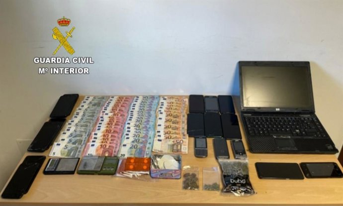 Material y dinero incautado en un operativo antidroga en O Porriño (Pontevedra).