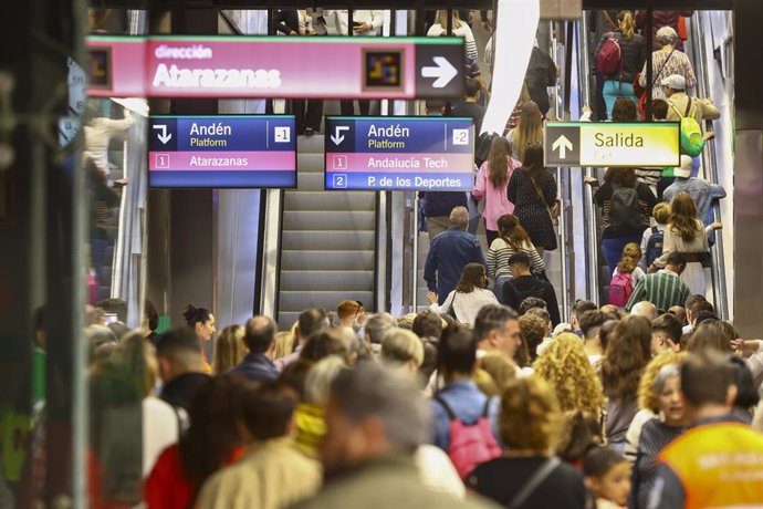 Archivo - Usuarios del metro de Málaga en una imagen de archivo 