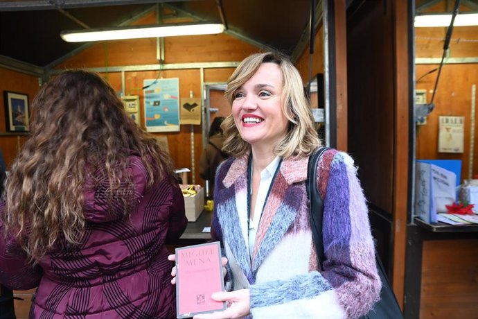 La ministra de Educación, Formación Profesional y Deportes, Pilar Alegría, durante su visita a la VIII edición de ‘Libros que importan’, en la Plaza del Pilar