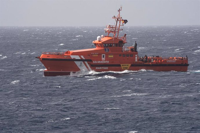 Archivo - Varios migrantes a su llegada al  puerto de La Restinga, a 26 de agosto de 2024, en El Hierro, Canarias (España). Salvamento Marítimo ha rescatado en la mañana de hoy un cayuco procedente de Senegal que se encontraba perdido después de 13 días e