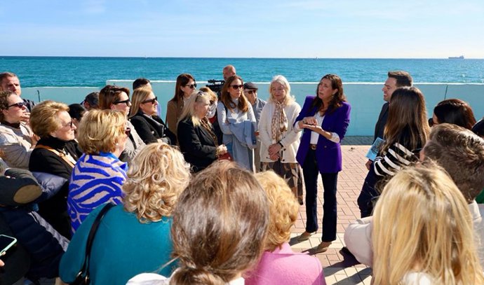La consejera de Inclusión Social de la Junta, Loles López, en La Línea de la Concepción, en Cádiz.