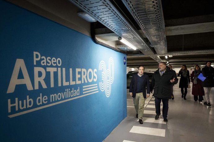Carabante visita el nuevo hub de EMT Madrid en Paseo de Artilleros 360