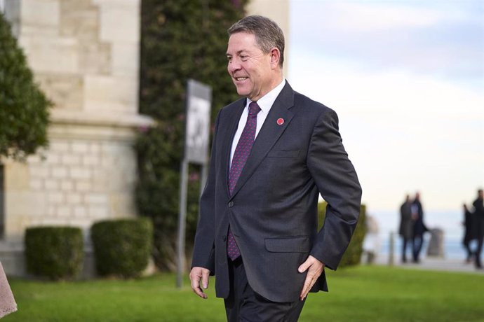 El presidente de la Junta de Castilla-La Mancha, Emiliano García-Page, a su llegada a la XXVII Conferencia de Presidentes, en el Palacio de la Magdalena, a 13 de diciembre de 2024, en Santander, Cantabria (España). La conferencia se celebra tras más de do