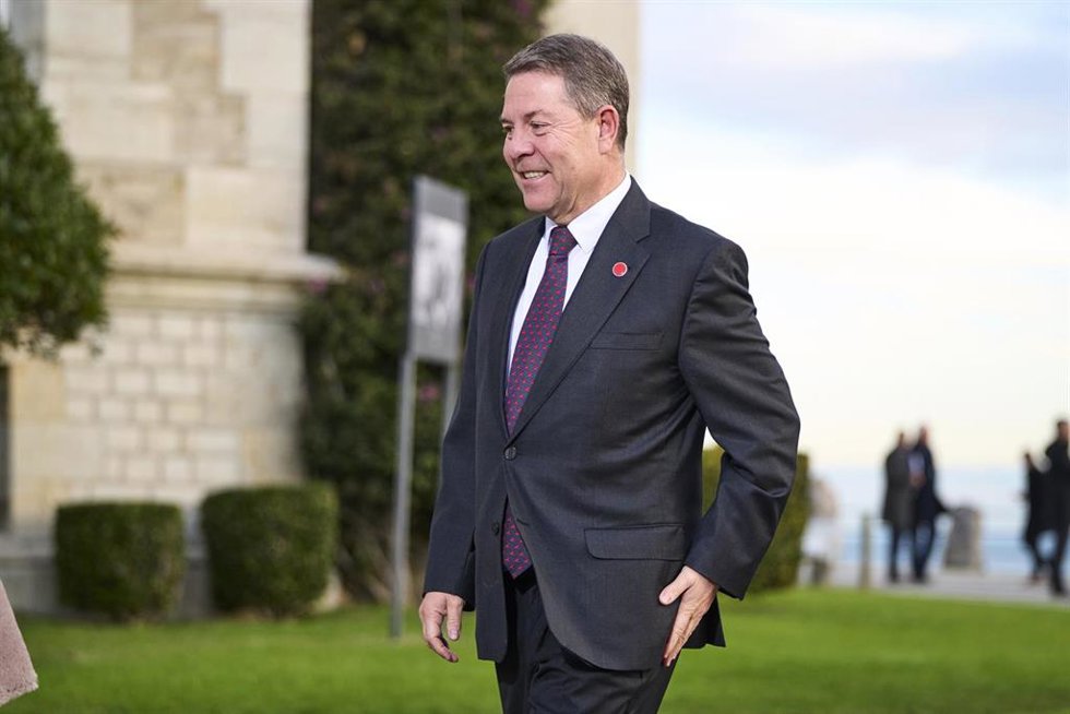 El presidente de la Junta de Castilla-La Mancha, Emiliano García-Page, a su llegada a la XXVII Conferencia de Presidentes, en el Palacio de la Magdalena, a 13 de diciembre de 2024, en Santander, Cantabria (España). La conferencia se celebra tras más de 