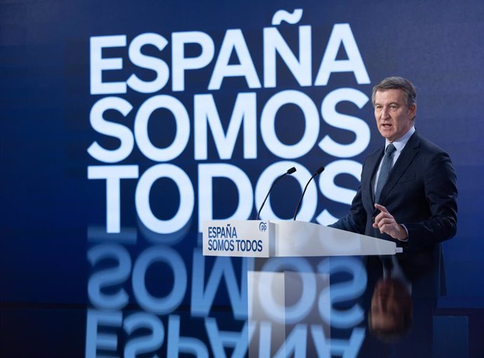 El president del Partit Popular, Alberto Núñez Feijóo, oferix una roda de premsa, a l'Espai Jorge Juan, a 27 de desembre del 2024, a Madrid (Espanya). 