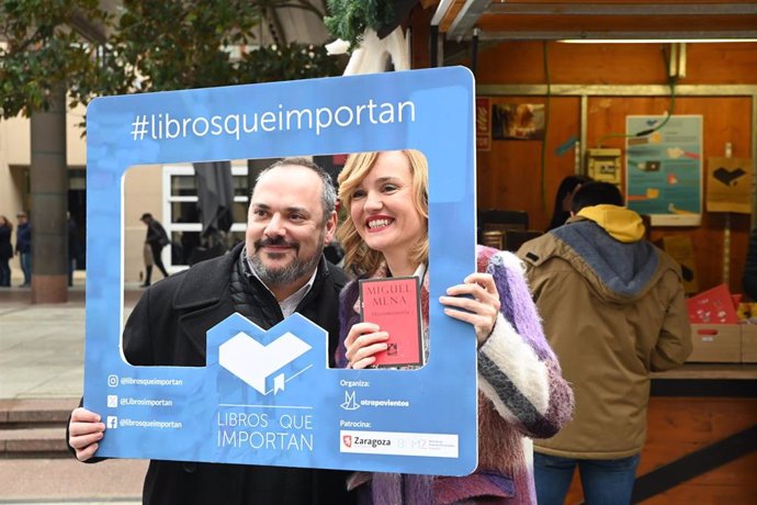 La ministra de Educación, Formación Profesional y Deportes, Pilar Alegría, durante su visita a la VIII edición de ‘Libros que importan’, en la Plaza del Pilar