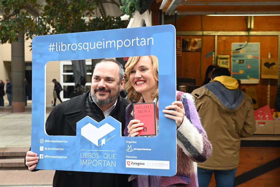 La ministra de Educación, Formación Profesional y Deportes, Pilar Alegría, durante su visita a la VIII edición de Libros que importan, en la Plaza del Pilar