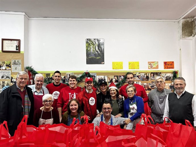 Voluntarios de Coca-Cola y de entidades sociales que han participado en el reparto de más de 1.300 comidas esta Navidad.