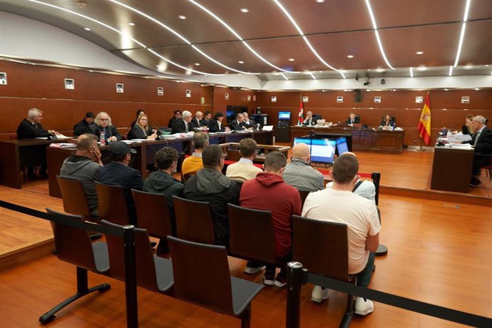 Archivo - Algunos de los diez acusados durante un juicio contra diez personas acusadas de pagar por tener sexo con menores tutelados, a 26 de septiembre de 2022, en la Audiencia Provincial de Álava, a 26 de septiembre de 2022, en Álava, Euskadi (España). 