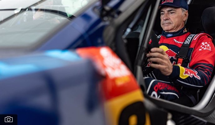 El piloto español de Rallies Carlos Sainz, a los mandos del Ford Raptor para el Dakar 2025.