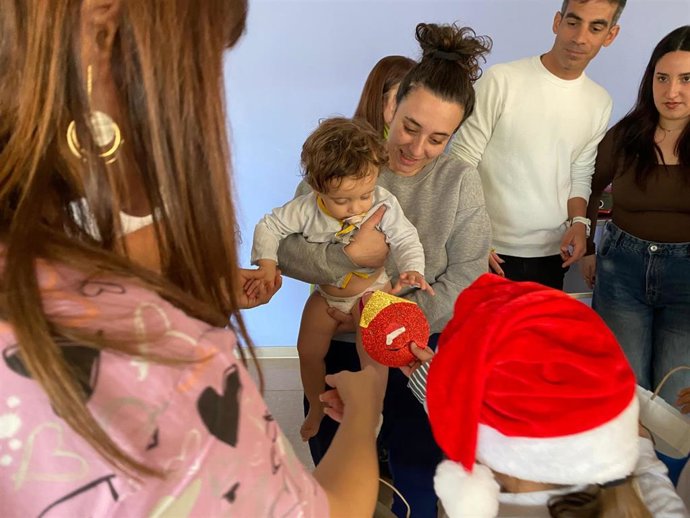 Villancicos y detalles navideños alegran la estancia hospitalaria en el Clínico San Cecilio