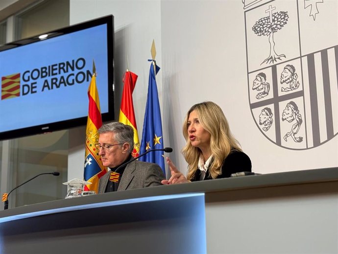 La portavoz del Gobierno de Aragón, Mar Vaquero, y el consejero de Medio Ambiente y Turismo, Manuel Blasco.