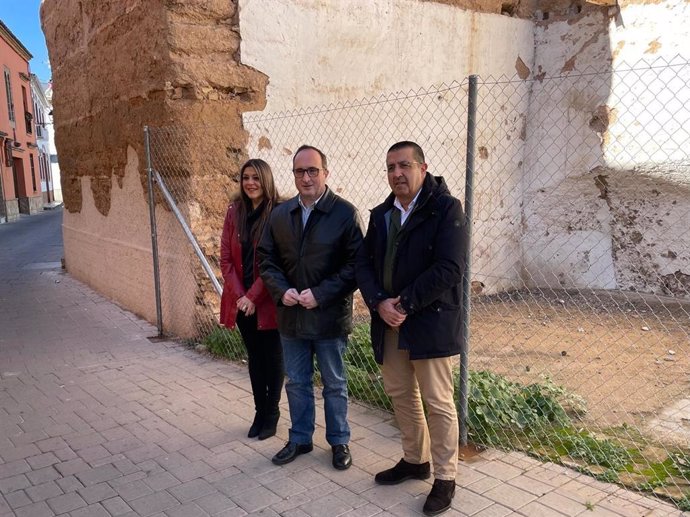 José Ayala (c) en la visita a la muralla de Andújar.