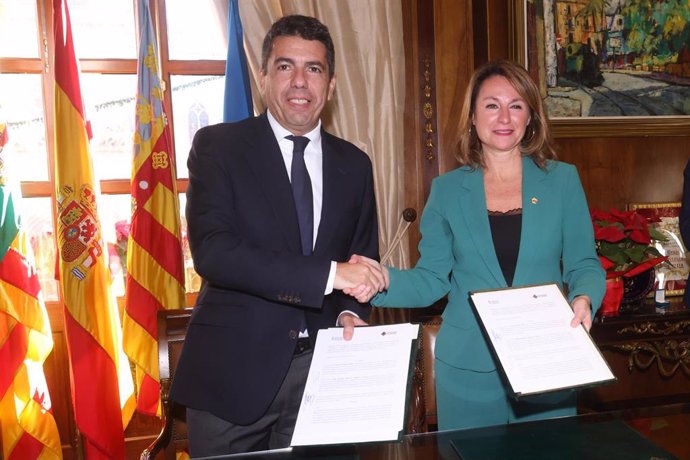 El president de la Generalitat, Carlos Mazón, y la alcaldesa de Castelló de la Plana, Begoña Carrasco, han firmado el convenio para la ejecución de las obras de finalización de la Ronda Oeste,