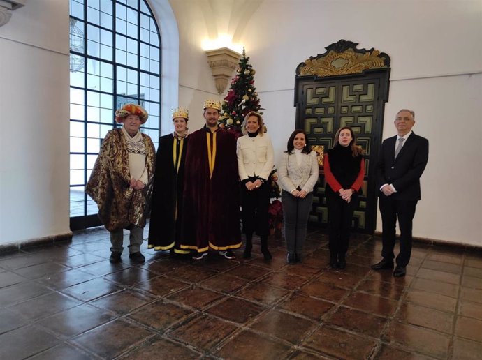 Auxiliadora Moreno (centro), entre los Reyes Magos, Irene Aguilera y Yolanda González.