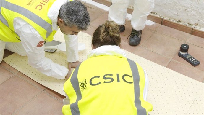 El CSIC prueba en Sedaví (Valencia) un producto con polímeros superabsorbentes para eliminar la humedad en suelos de viviendas tras la dana