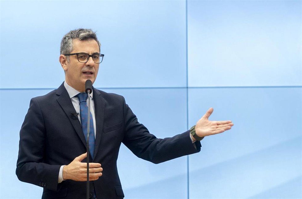 El ministro de la Presidencia, Justicia y Relaciones con las Cortes, Félix Bolaños, ofrece una rueda de prensa tras su reunión con el conseller de Justícia i Qualitat Democrática de la Generalitat de Catalunya, Ramon Espadaler, en el Ministerio de la Pr