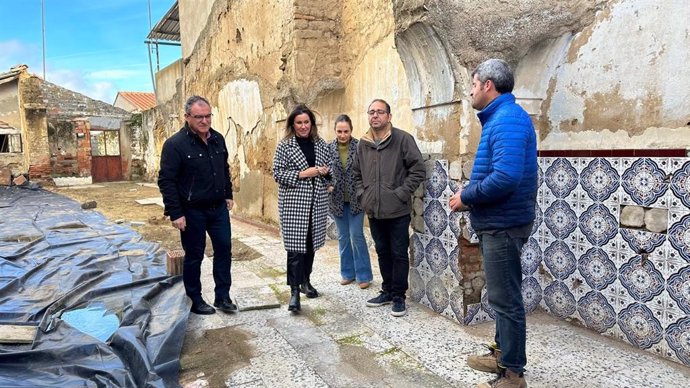 Raquel López (2ª izda.), junto a Antonio Hospital (izda.), durante su visita a Fuente La Lancha.