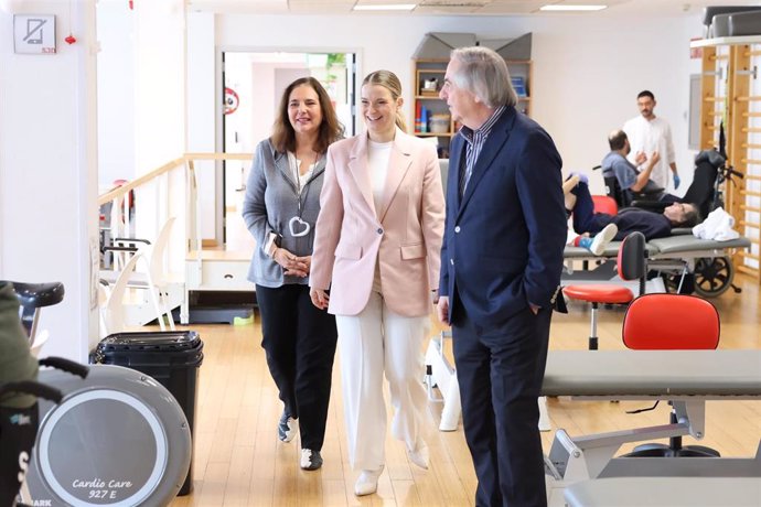 De izquierda a derecha, la consellera de Salud, Manuela García, la presidenta del Govern, Marga Prohens, y el gerente del Hospital Sant Joan de Déu, Joan Carulla, visitan las instalaciones del centro.