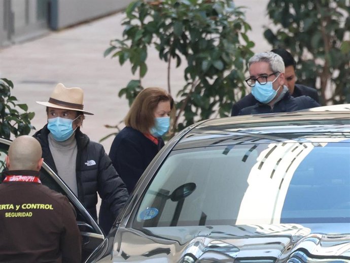 Raphael abandonando el hospital 12 de Octubre este viernes con mascarilla y en compañía de su mujer, Natalia Figueroa, y su hijo Jacobo Martos