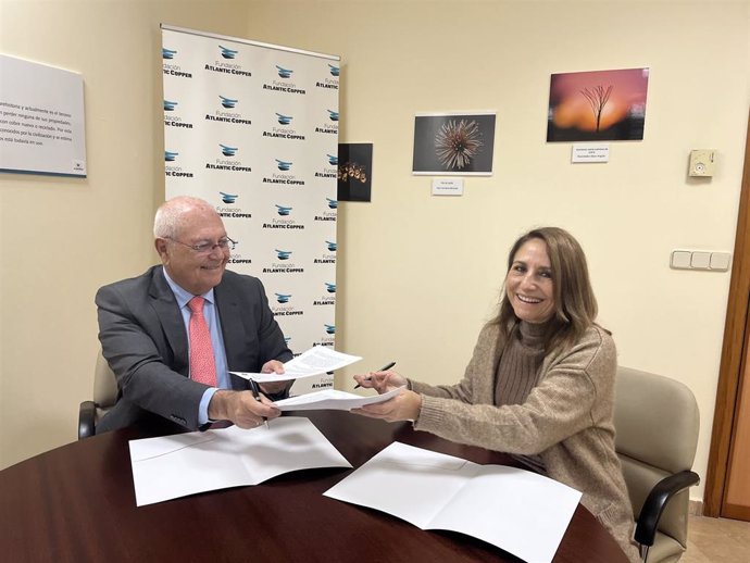 Firma del convenio entre la Fundación Atlantic Copper y la Asociación Casa Paco Girón.