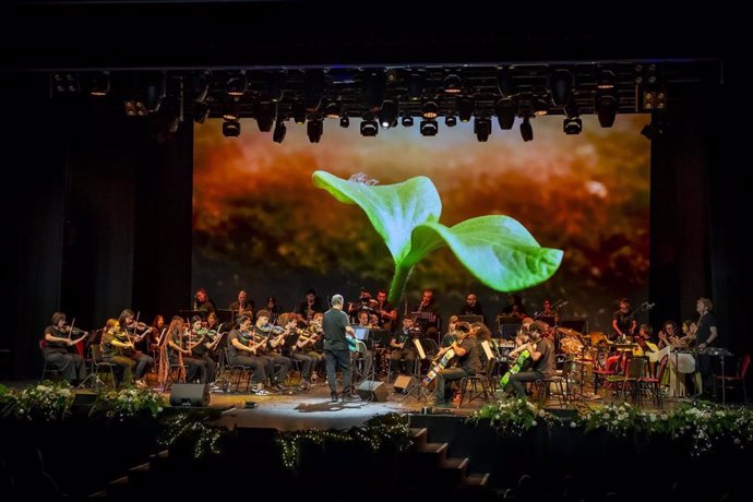 La orquesta 'La Música del Reciclaje' de Ecoembes pone en pie al público en Madrid en su gran concierto navideño.