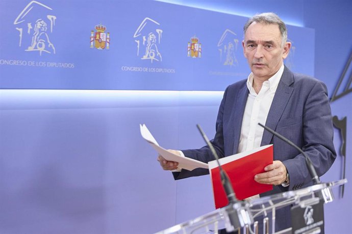 El portavoz parlamentario de Izquierda Unida, Enrique Santiago, durante una rueda de prensa en el Congreso de los Diputados, a 9 de diciembre de 2024, en Madrid (España).