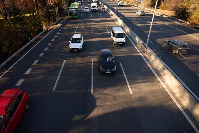 Varios vehículos circulan en la A-3, a 20 de diciembre de 2024, en Madrid (España). La Dirección General de Tráfico (DGT) prevé más de 20 millones de desplazamientos por carretera esta Navidad. Hoy comienza la operación salida, que se prolongará hasta el 