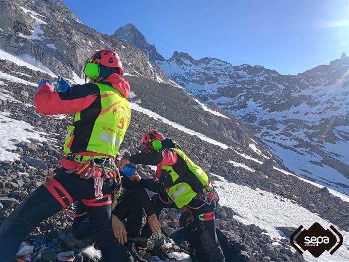 Los bomberos del SEPA asisten al montañero leonés desaparecido en Picos de Europa.