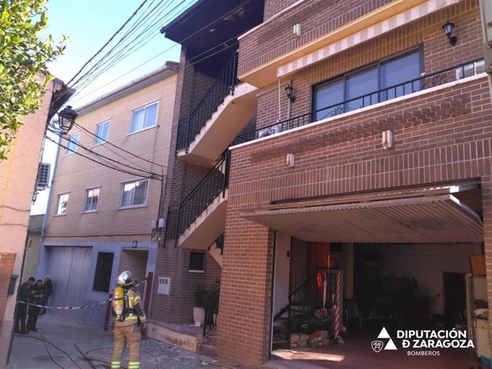 Bomberos de la DPZ rescatan del tejado a un hombre aislado por el fuego de un edificio en Sestrica